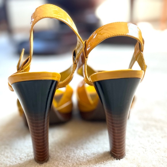 Mustard patent leather ankle strap pumps with ombré wooden heel - Picture 10 of 11